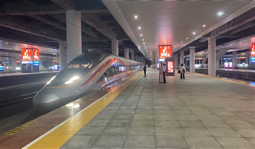 G3585次列车（成都东站-南宁东站）本务宁局南段CR400AF-S-2428贵阳站进站