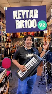¿Alguna vez soñaste con dominar el escenario con tu teclado? Ahora lo podrás hacer con el sintetizador Keytar RK100 V2 - KORG. Con el RK100 V2, cada nota se convierte en movimiento, y cada melodía en presencia. ¿Ya lo probaste? 📦 Enviamos a todo el Perú. 📲 Escríbenos: 987 657 377 / 904 426 860 #KeytarRK100V2 #KORG #music #musica #teclado #sintetizador #store #sale #ofertas #keytar #musicos #peru #fyp | GLEE MUSIC PERU
