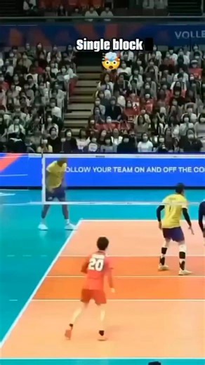 Volleyball on Instagram: "日本利用压电瓷砖将脚步转化为电能。这些瓷砖捕捉来自你脚步的动能。当你行走时，你的重量和动作会对瓷砖产生压力。瓷砖会轻微弯曲，从而产生机械应力。瓷砖内部的压电材料将这种应力转化为电能。每一步都会产生少量电荷，而数百万步结合在一起就能产生足够的电力来驱动LED灯、数字显示屏和传感器。在像涩谷车站这样繁忙的地方，每天大约有240万人脚步为这一系统作出贡献。这些电能可以被储存或立即使用，从而减少对传统电力来源的依赖，并支持可持续的城市基础设施。这种方法将日常运动转化为实用的可再生能源。 #日本 #知识 #事实 你知道吗 推荐 科技 创新 历史 技术 实验 热门"