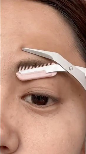 “Perfect Eyebrow Shaping at Home 😍 | Easy & Painless Brow Razor Tutorial”