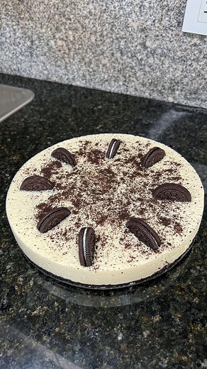 JUAN C | Recetas | Viajes | Lifestyle on Instagram: "¡Cheesecake de OREO sin horno y sin batidora!😱Será uno de los mejores postres que probarás. 🤌🏻 SI TE ETIQUETARON TE TOCA HACER ESTA RECETA🙇🏻‍♂️🙇🏻‍♀️🚨 Ingredientes: Para el relleno: - 250gr de QUESO MASCARPONE✨ (Si no tienen usen QUESO CREMA) - 2 tazas de crema de leche - 1 taza de lechera - Crema de las galletas - 2 sobres de gelatina sin sabor, diluidos en 1/2 taza agua Para la base: - 8-10 galletas (Depende de la porción) - 50gr Mant