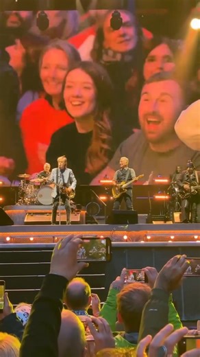 Reunión de leyendas 🎸🔥🇬🇧🫶 Bruce Springsteen este sábado dio el segundo de dos conciertos en Liverpool, y aprovechó la ocasión para invitar a un dueño de casa. Paul McCartney se subió al escenario del Anfield Stadium para interpretar con "El Jefe" la clásica Can't Buy Me Love" de The Beatles, así como el medley de covers que grabaron los Fab Four en 1964. "Kansas City/Hey-Hey-Hey-Hey" Te amamos Paul McCartney ❤️ #Beatles #paulmccartneyfans #rocknroll #brucespringsteen #Liverpool | McCartney 