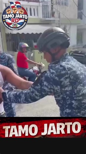 Sea usted el jurado de cómo está actuando la reforma policía nacional con el ciudadano dominicano cuanto abuso y atropello en República Dominicana 🇩🇴 un joven de 17 año estaba parado en la esquina de su casa 🏠 pasó el motor dela policía los vio como sospechosos dieron la vuelta sin mediar palabras se los querían llevar preso y él dice que está en el frente de su casa como quiera selo llevan le dan golpe y los quieren de esposar ala mala cuando uno delo agentes de policía le tumba el celular a