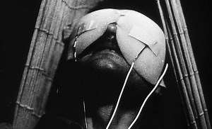 Enjoy one of the most influential, radical science-fiction films ever made; a tale of time travel told in still images. (english/spanish subtitles) La jetée (1962, Chris Marker) 🇫🇷 | Les temps du Cinéma
