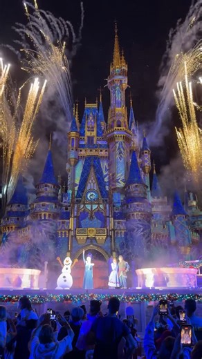 Disney Information Station on Instagram: "❄️ Frozen Holiday Surprise at Magic Kingdom is a short festive show where Elsa transforms Cinderella Castle into a shimmering ice palace, joined by Anna, Olaf, and Kristoff. You can catch it nightly from November 7 through December 31, 2025, with performances at 6:15 PM (and also 8:15 PM on Mickey’s Very Merry Christmas Party nights). What do you think of this show? 🎄 We really like that you don’t need a MVMCP ticket to see it • • • #frozen #frozenholid