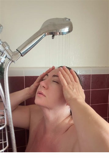 slow down… 🤍 Beauty isn’t only skincare, makeup, or nutrition. It’s the way we move through our routines. One of the most powerful lessons I’ve learned from top skincare teachers: ✨ your nervous system is part of your beauty routine ✨ Three deep breaths. A drop of essential oil. Your jaw softens. Your face relaxes. Your body listens. This post isn’t about what looks “better.” It’s about honoring all versions of ourselves — and choosing kindness. That’s beauty. That’s what @beautybysofiabee is a