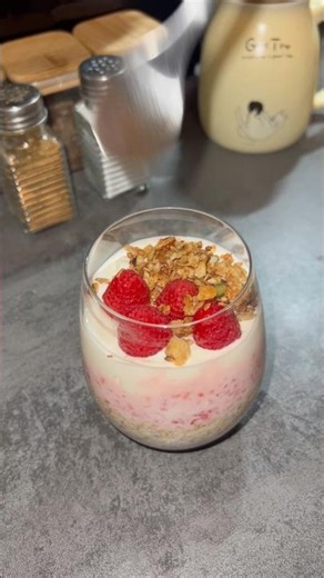Valentine’s Raspberry Yogurt Oat Parfait