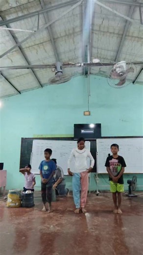 Monophonic texture consists of a single, unaccompanied melodic line, while homophonic texture features a primary melody supported by chordal accompaniment. Monophony is "one sound" (e.g., solo chant, unison singing), whereas homophony is "same-sounding," focusing on a clear melody over chords (e.g., pop songs, hymns). | Crislou Mahipos Lardes