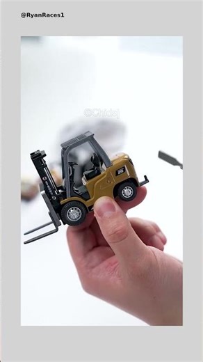 This is a finely crafted desktop mini remote control forklift that ca...