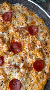 One pot Pizza mac n cheese . ⬇️ Recipe below ⬇️ . Recipe serves 4 . Find this recipe, plus 5 New and Exclusive recipes each week on my platform, Weeknight Wonders! 💚 . Ingredients. . 500g chicken (diced) 1tbs smoked paprika 1.5tbs oregano Salt and pepper 60g pepperoni - Approximately 20 slices 1 red onion (finely diced) 2tbs tomato puree 300g pasta 400ml hot chicken stock 600ml milk, warmed 120g cheese- I used a mix of cheddar, and mozzarella, grated Season to taste Parsley, oregano and chilli 