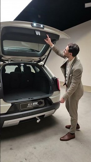 💡Large manual charging flap of the first-ever Volvo EX60
