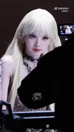 34K views · 603 reactions | Điền Hi Vi có khoảnh khắc wink thần thánh tại lễ kỷ niệm 20 năm VOGUE China – “Sức Mạnh Thời Trang · Trăm Hoa Đua Nở” Cô xuất hiện trên sàn diễn với mái tóc vàng óng, hóa thân thành đóa hồng đen lấp lánh trong màn đêm. Cư dân mạng bình luận: “Tiểu tinh linh tung tăng đã lên sân khấu rồi kìa!” ✨ #cbiz #CbizTramTinWeibo #DienHiVi | Cbiz: Trạm Tin Weibo | Facebook