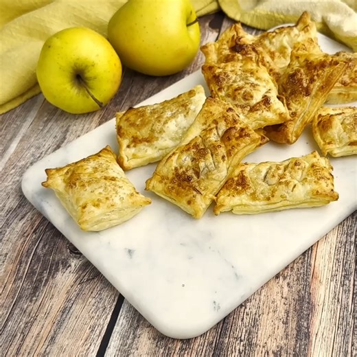 Voglia di dolce improvvisa? Ti salvo io in 7 minuti! ⏱️🍏 Avete un rotolo di sfoglia e una mela in frigo? Non servono creme complicate o impasti lunghi. Queste sfogliatine sono la merenda più veloce e furba che ci sia. https://www.cookaround.com/ricetta/Sfogliatine-di-mele-in-friggitrice-ad-aria.html | Cookaround - Cucina e Ricette