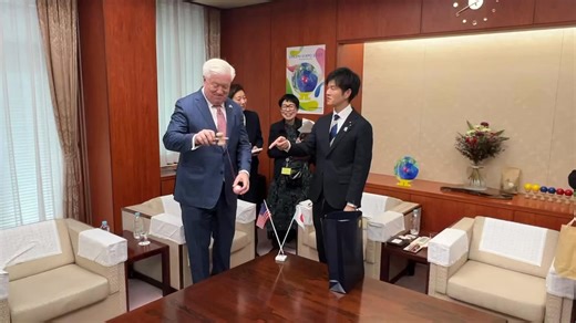鈴木憲和（すずきのりかず） on Instagram: "アメリカ合衆国のグラス駐日大使と、日米間の課題や食料安全保障について意見交換のあとは、けん玉を贈呈。 その場でトライして頂いたところ、なんと2回目で成功…しかも動画のやり方で上手くいくとは凄すぎて…。 これまでたくさんの「けん玉外交」を推進してきましたが、盛り上がりNo.1レベルでしたので載せました！ご覧ください。"