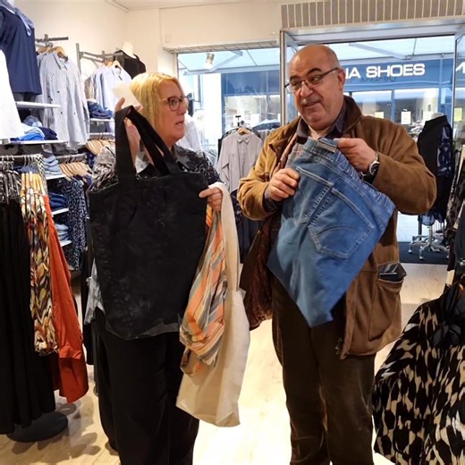 ♻️ Tasker med omtanke – for miljøet og for fællesskabet ♻️ I Butik Dorthe Pia tror vi på, at små initiativer kan gøre en stor forskel – især når vi står sammen ❤️ Derfor har vi indledt et samarbejde med RE:SY – Stof til eftertanke, et frivilligt syværksted under Nørrelands Kultur- og Idrætsforening (NKI) som holder til i Trivselshuset 🤩 Sammen forvandler vi kasserede kjoler, bukser og bluser m.fl.– tøj der ellers ville være gået til spilde – til unikke tasker med både sjæl og historie. Taskerne