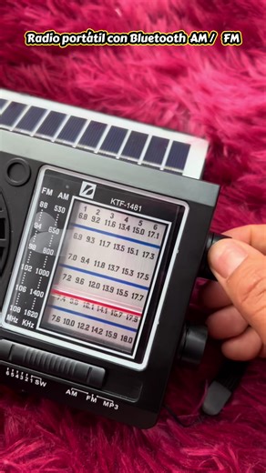 Radio portátil con Bluetooth A.M. FM, linterna y panel solar práctico ligero y perfecto para llevarlo a cualquier lugar. #RadioPortátil #PanelSolar #ComprasEnTikTokShop.