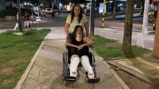 颈托DLLC坐轮椅出行