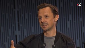 Laura Smet confie à RTL combien la ferveur des fans de Johnny Hallyday la touche