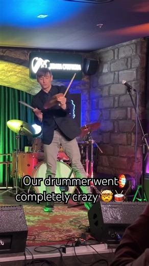 You never know what will happen during a live boogie-woogie show 😂