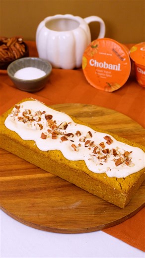 Bake it, but make it spice 😏🎃 INGREDIENTES: 1 taza de puré de calabaza puede ser natural o enlatado sin azúcar 1 copa y media de Yogurt Chobani Pumpkin Spice 2 huevos ¼ taza de aceite de coco ⅓ taza de miel 1 cdita de vainilla 1 ½ tazas de harina de avena 1 cdita de polvo para hornear ½ cdita de bicarbonato de sodio 1 ½ cditas de canela en polvo ½ cdita de nuez moscada ¼ cdita de jengibre en polvo Una pizca de sal ¼ taza de nueces picadas INSTRUCCIONES: * ��Precalienta el horno a 180°C y engra