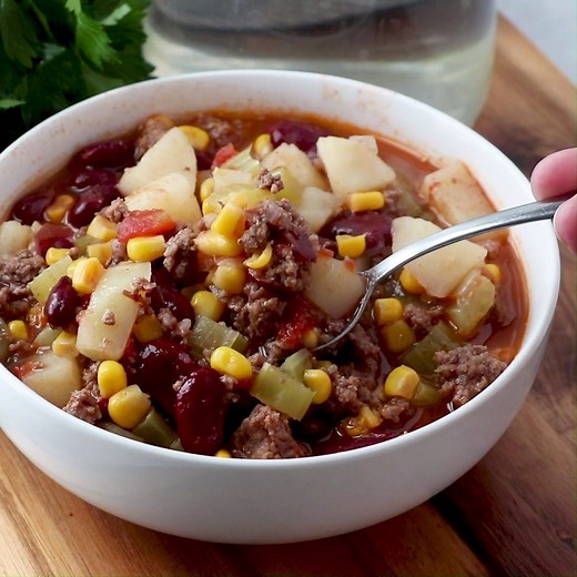 Shipwreck Stew – a simple and economical dish full of ground beef, veggies and beans! Family friendly and comforting – don’t let this dish’s simplicity fool you! 🖨 - https://www.lovebakesgoodcakes.com/shipwreck-stew-and/ 📌 - https://www.pinterest.com/pin/235383518012793368 | Love Bakes Good Cakes