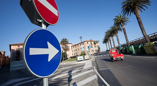 ¿Qué significan las señales de tráfico de color azul?