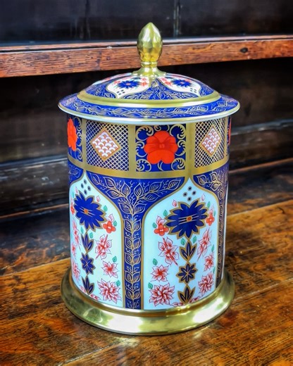 Hansons Festive Find | Day Seven 🎄✨ On the seventh day of Christmas, Hansons gave to me… A truly beautiful Royal Crown Derby Imari 1128 pattern biscuit barrel, complete with acorn finial - perfect for Santa’s biscuits next year! This charming piece will be heading into our January Antiques & Collectors Auction. Got decorative ceramics of your own? Discover their auction potential with a FREE valuation and consign to our upcoming auctions: 📍 Visit us in Derbyshire (Mon–Fri, 9–5) 🔎 Find a Valua