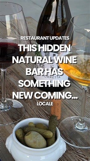 P O U R /// yourself something new as natural wines, a hidden patio, and a fresh food program quietly take shape in Fullerton. 🍷@benchmark.restaurant is the newest chapter inside @maisonfoxoc, bringing an unexpected twist to Fullerton’s wine scene. Led by new owner Duane Greenleaf, this reimagined bar is officially ready to share its secret. The focus? A wide-ranging selection of natural wines made with little to zero additives, allowing the grapes to speak for themselves, alongside a growing l