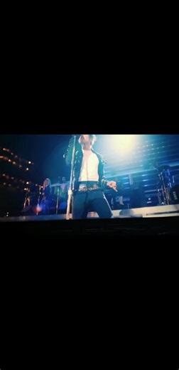 《迈克尔·杰克逊：巨星之路》以珍贵幕后影像与深度访谈，还原了天才的孤独与辉煌。它不仅是对舞台神话的致敬，更揭示了极致艺术背后那份不为人知的脆弱与坚持。