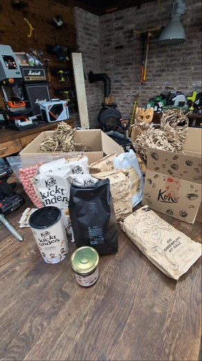 Neue Koro Bestellung ist angekommen 👌🏼👯👋🏼 Mal wieder Nachschub bestellt für unser Werkstatt / Video Team. Appetit bekommen? Dann schnell ab zu @koro_de und mit unserem Rabattcode ➡️ BAUFORUM24 ⬅️ gibt's noch 5 % Ermäßigung auf die Bestellung. @koro_de #koro #korolicious #korodrogerie #snacks #sweetandsalty #korokicktanders #flips #kaffee #riegel #linsenchips #erbsenflips #linsenflips #reisgebäck #himbeerjoghurtballs #rabattcode #rabatt #Bauforum24 | Bauforum24