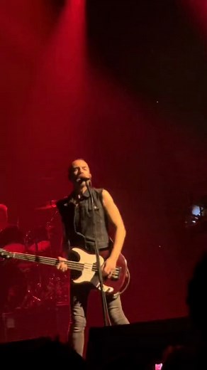 Calogero chante "Prendre racine" en live 💙 (via @rickou635) | Purecharts