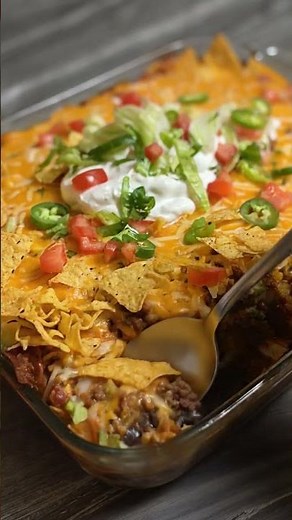 🌮 Cheesy Taco Casserole (Potluck Favorite!)