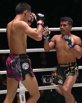 Chartpayak flipped the script on Petnamngam after surviving a NASTY head kick knockdown! 😱