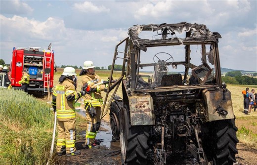 Traktor steht in Flammen: Feuerwehr kann Übergreifen auf Vegetation verhindern