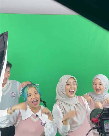 Belajar & Bermain Bersama Kinderflix on Instagram: "Kali ini ada yang main ke studio Kinderflix lagi nih, halo Kak @idgitaf ! Shooting hari ini seruuuu banget! Tunggu videonya di YouTube Kinderflix ya🥰"