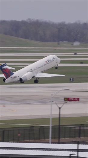 Delta Boeing 717 Takeoff! #aviation #takeoffs #planespotting