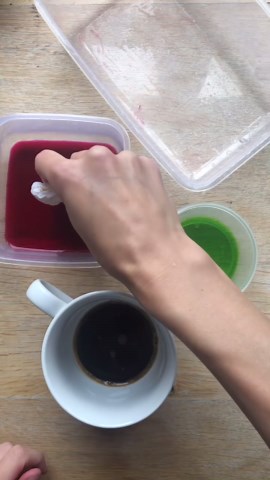 Signe Elisabeth Scharling on Instagram: "Want to make these too? …with all the steps explained? 🙈👍 Then I have good news for you all! 🌸 A long tutorial! You can now learn to make these paper roses with my new Wild Rose Tutorial for beginners 👏 ➡️ Link in bio 💫 ☕️ Ingrediens used are listed below ⬇️ Probably my favorite way to colour my paper! ☺️ - White doublette crepe paper - but any kind of crepe paper can be used! 🌸 - Normal instant coffee, about a tablespoon - A small piece of burgundy