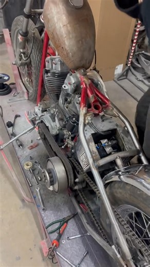 Evolutioncycles on Instagram: "No carb support, no gas line, no rubber boot..and the lectron still let it fire so we could hear it come to life #evolutioncycles #harleydavidson #kickstart #motorcyclesonly #choppersonly"