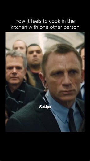 CLIPS | 🤕 Interesting fact: Skyfall (2012) — Daniel Craig accidentally injured his hand while filming the train fight scene, but he continued... | Instagram