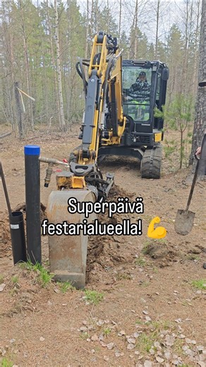 Tänään festarialueella sykittiin huolellisesti ja tehokkaasti! 💪😎 Mettäleirintään upotettiin uutta vesijohtoa 350m, lämminvesivaraaja sai laattian, pääportti uuren luiskan, raivausta pääportin takana ja aitaan tehtiin reikä uutta mettäleirinnän laajennusta varten. 💥 Iso kiitos yhteistyökumppaneille! 🔥 #nummirock #nummirock2025 #metalfestival #kökkäonkivaa #oispanummi #kauhajoki #crowen | Nummirock