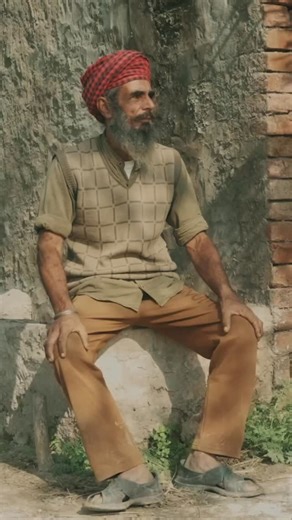 A few days ago, Global Sikhs assisted farmers in the flood-affected areas by helping restore their fields. The team supported land preparation and sowing, providing DAP fertilizer, a Super Seeder, a tractor, and even covering the cost of the tractor’s first operation and driver. Today, seeing their crops turn green again has brought immense joy to the farmers. This entire effort has been possible only through the generous support of the sangat. Heartfelt gratitude to all donors and supporters. #