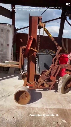 Een zelfgemaakte mobiele heftruck, ontworpen voor het laden en lossen van keramische producten