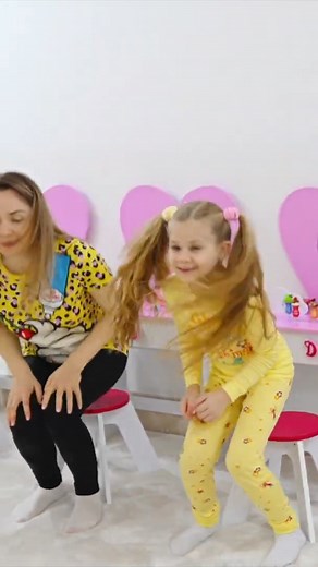 85K views · 487 reactions | Diana and Mom make face masks #shorts#reelsfb #reelsfyp #Diana #reelfypシ゚ #reel #mexico #dianaroma #peru #elsavador #Dianayromaespanol #reelsvideoシ #spanyol #Guatemala | Diana y Roma en español | Facebook