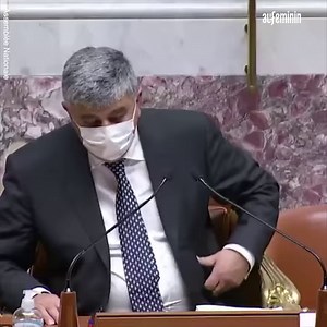 Alors que la députée Mathilde Panot s'apprêtait à prendre la parole à l'Assemblée nationale, elle a été insultée de "folle" et "poissonnière" par le député Pierre Henriet. Celui-ci a présenté ses excuses le lendemain sans pour autant reconnaître qu’il s’agissait d’injures sexistes 😡 | Aufeminin