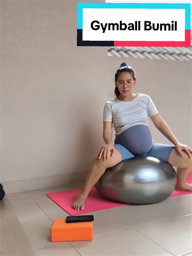 Ayo Coba GYMBALL Mom 😫✊🏻 sesuaikan gymball dengan tinggi badan yah mam 🥰 #promomakanharian #funnyvideos #babykicking #senamhamil #yogabumil