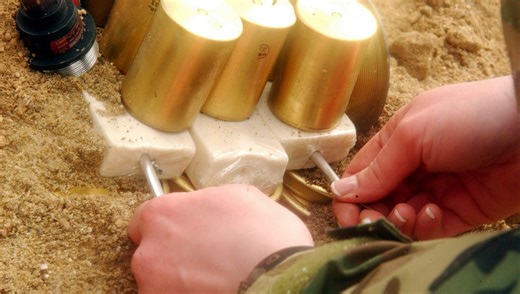 世界上最安全的炸药—C4，威力比TNT还大，却能用来生火做饭