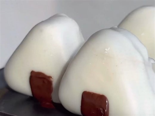 用Mongel制作的杏仁巧克力三角紫菜包饭