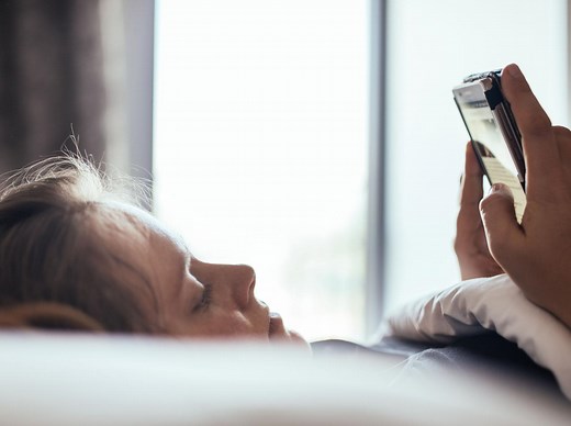 寝起きの「スマホチェック」を“止めたほうが良い理由”が怖い… | フロントロウ