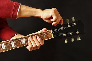 How To Stop Guitar Strings from Breaking While Tuning