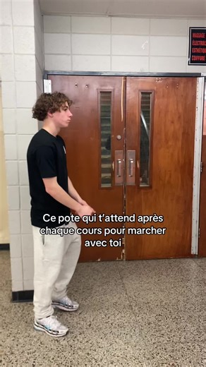 Le pote fidèle : marcher ensemble après les cours